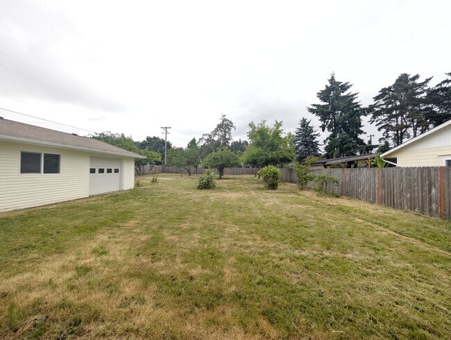 Building Photo - 1117 NW Oak Ave