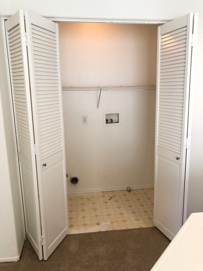 Building Photo - CHARMING 3 BR/2.5 BATH  " TWELVE PICKET LA...
