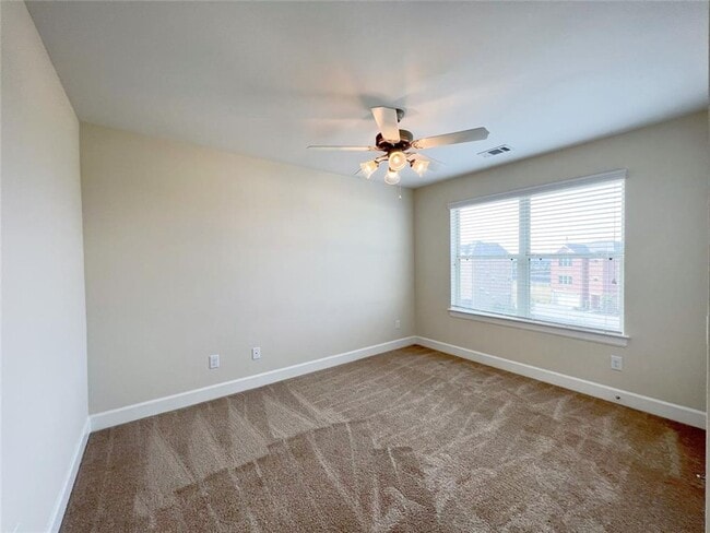 Building Photo - Modern tri-level 3 bed/ 2.5 bath