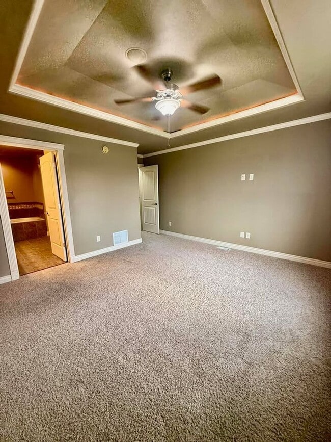 Building Photo - Large beautiful home