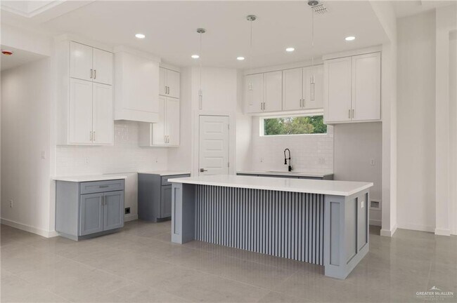 Building Photo - 20 Sonny Dr