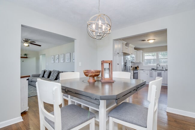 Building Photo - 2426 Brentwood Pl