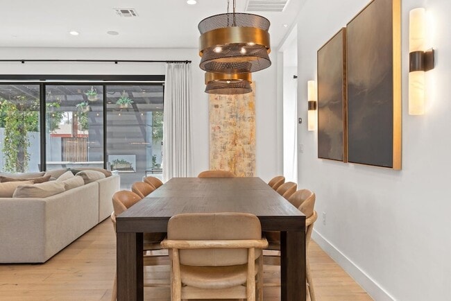 Building Photo - 4533 E Devonshire Ave