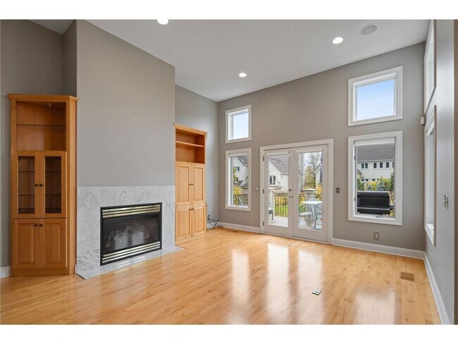 Building Photo - 517 River St