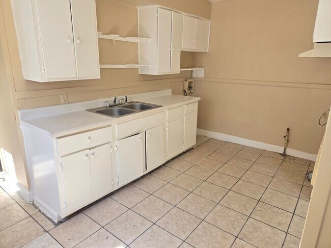 Building Photo - 3703 Fairoaks Ave