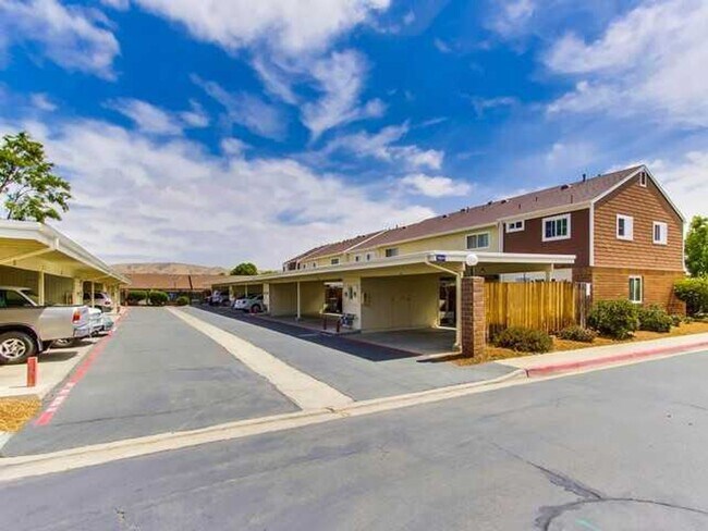 Building Photo - Awesome Townhome w/ 3 bedroom