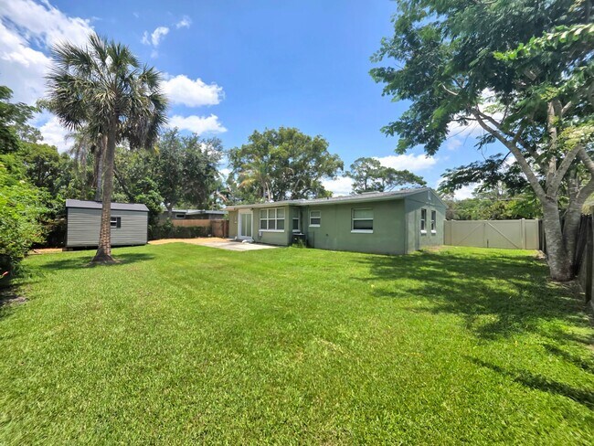 Building Photo - 5117 Lake Howell Rd