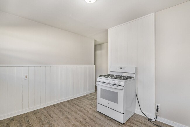 Building Photo - 2306 SW 8th Ave