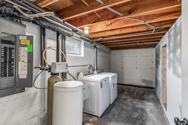Building Photo - Freshly remodeled 4 Bed Rambler AV/Rosemou...