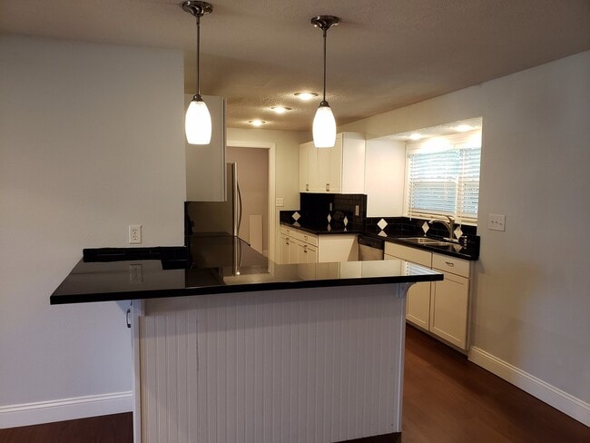 Primary Photo - Granite Counter Tops w/ Open Floor Plan in...