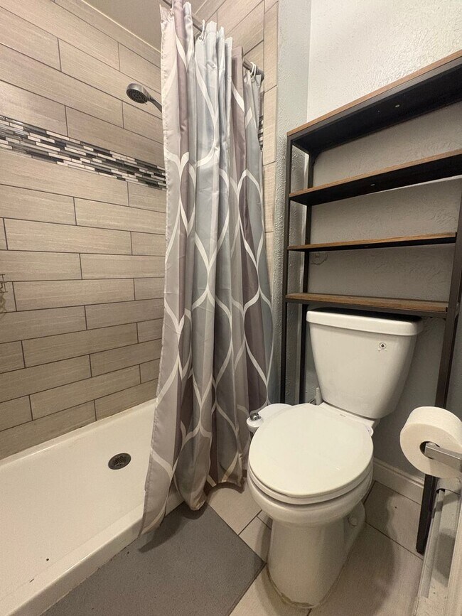 Building Photo - Stylish Ground Level Condo 2 Bedroom 2 Bath!