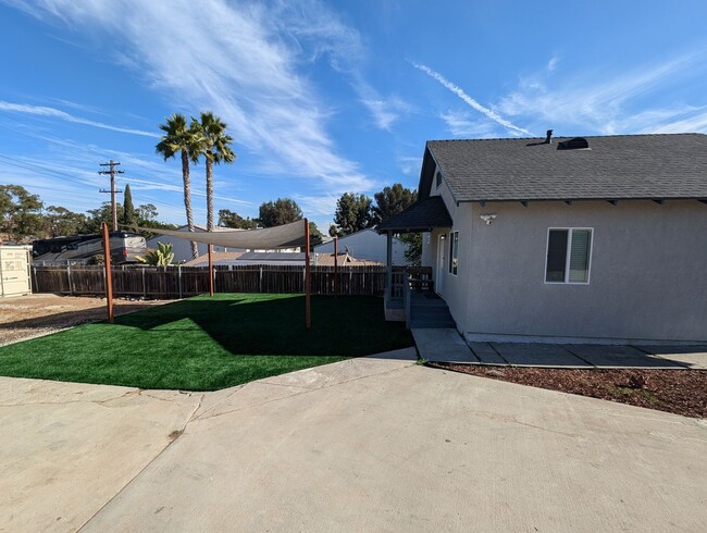 Building Photo - Newly furnished and remodeled 2 bed 2 bath!