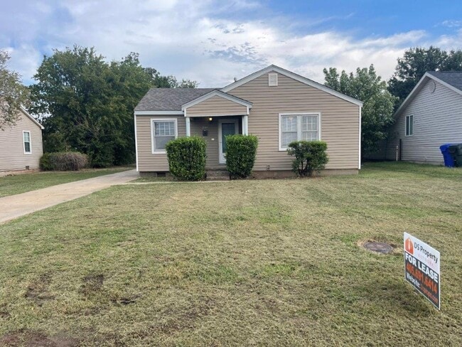 Primary Photo - 2 bed 1&1/2 bath, detached garage in Norman