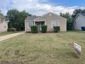 Building Photo - 2 bed 1&1/2 bath, detached garage in Norman
