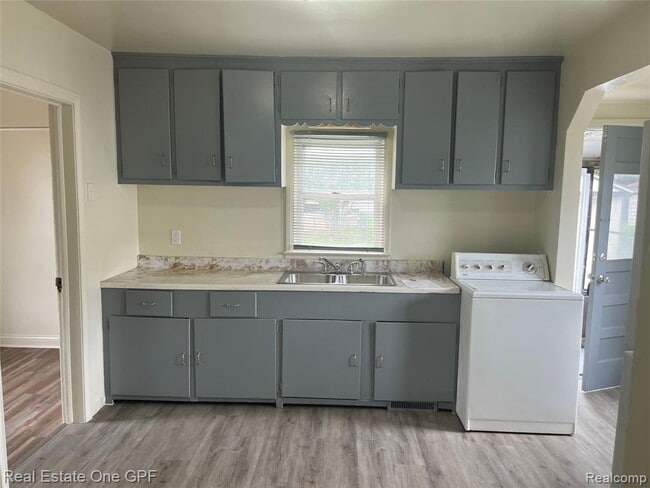 Building Photo - 8242 Maxwell Ave