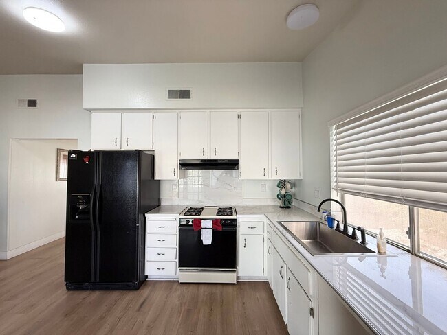 Building Photo - Fully Furnished 4-Bedroom Home in Prime Central Las Vegas Location