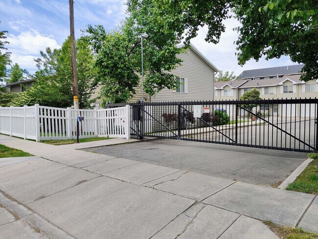 Building Photo - Great 3 Bd 2.5 Bath Townhome