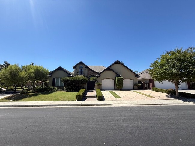 Building Photo - Stunning Seven Oaks Home!