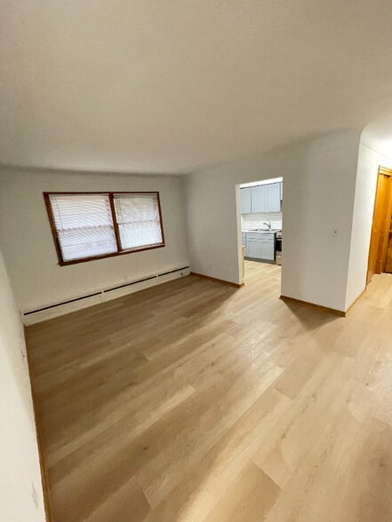 Building Photo - 616 Ivy Ave E