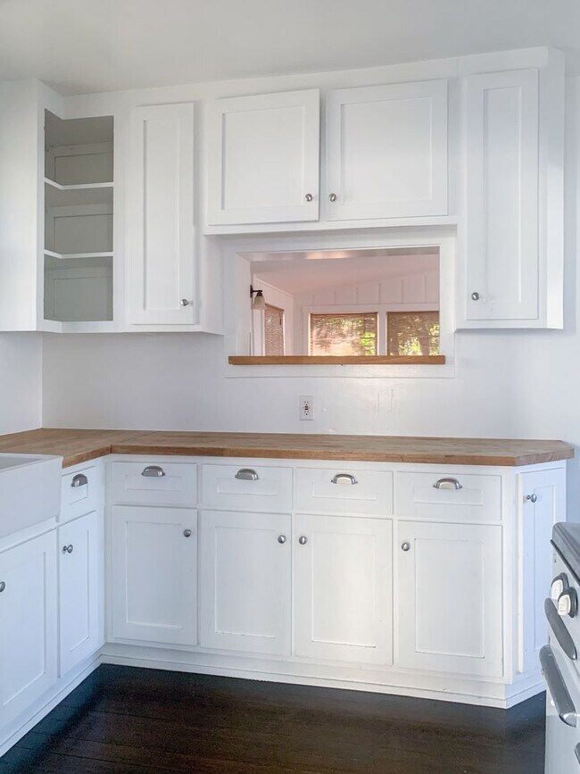 Building Photo - 5670 York Blvd