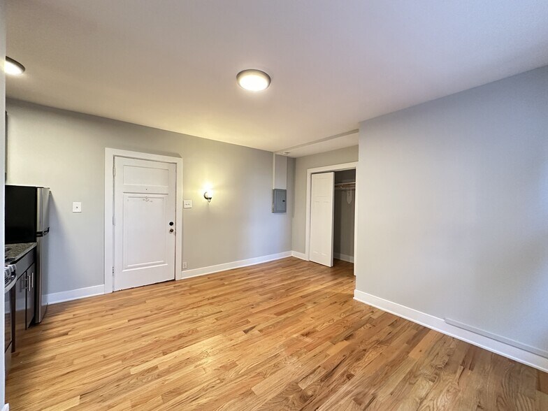Building Photo - 4512 N Damen Ave