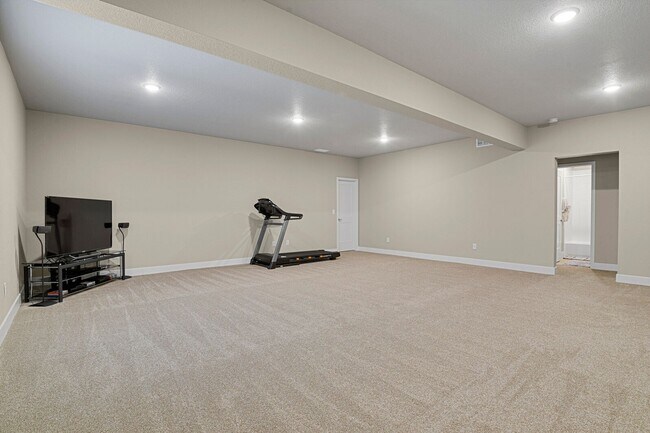 Building Photo - Single Family w/ Elegance