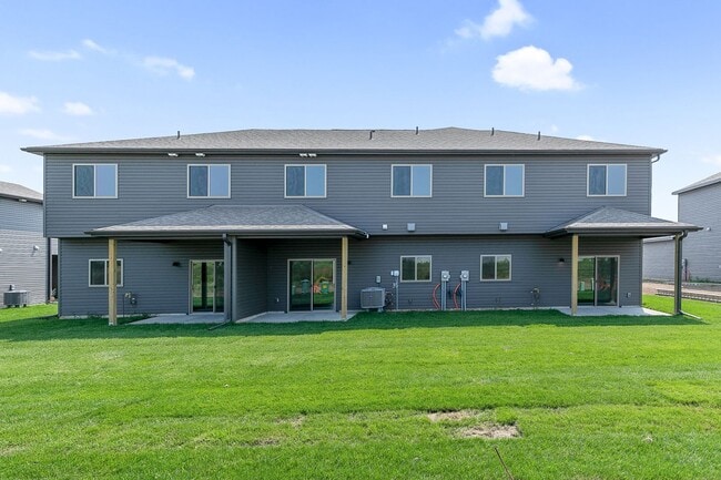 Building Photo - LIKE NEW  3 bed 2 1/2 bath townhouse NW Lincoln