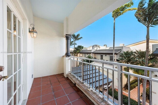 Building Photo - 1415 Sunset Harbour Dr