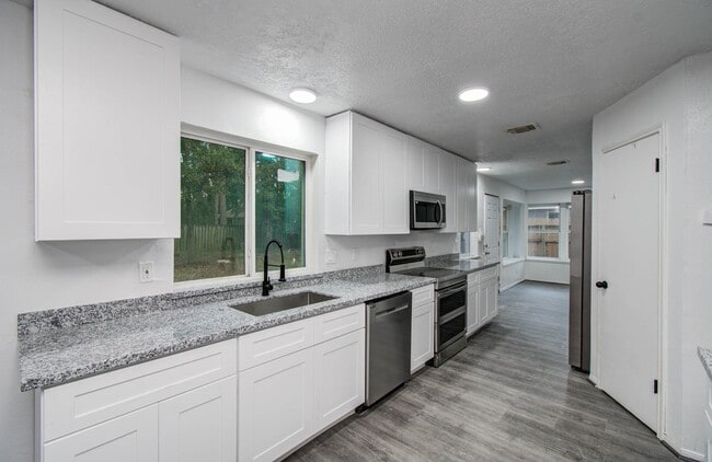 Building Photo - 5006 Village Springs Dr