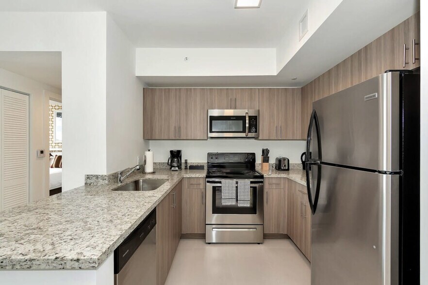 Building Photo - 1710 SW 27th Ave