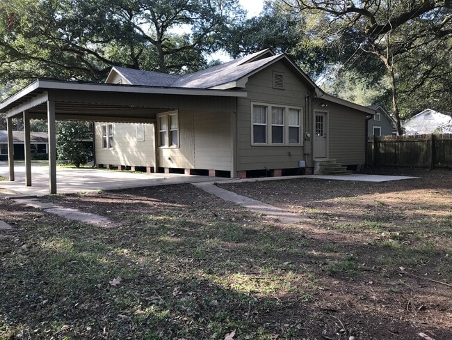 Building Photo - 3 Bedroom 2 bath home