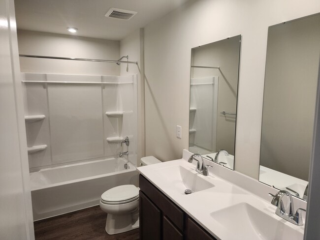 Building Photo - 702 Four Seasons Ct