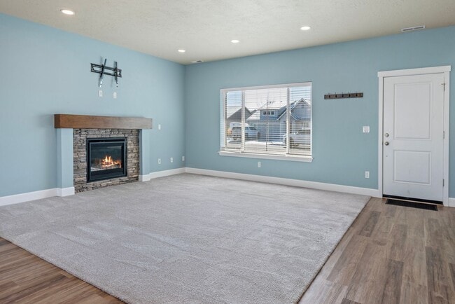 Building Photo - Beautiful 4 bedroom home in desirable Madras OR