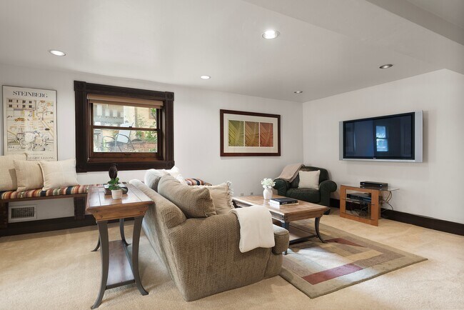 Building Photo - 214 W Hyman Ave