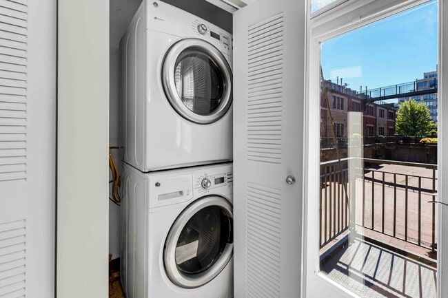 Building Photo - 1040 N Kingsbury St