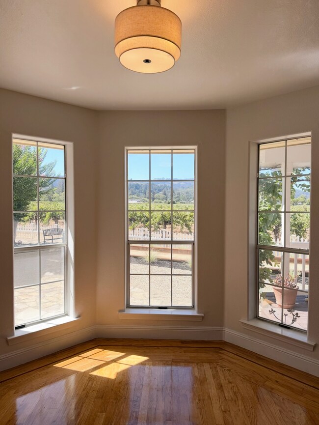 Building Photo - Pet Friendly! Walk to Downtown