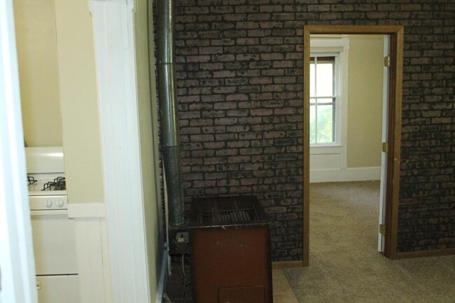 Building Photo - 119 Elm St