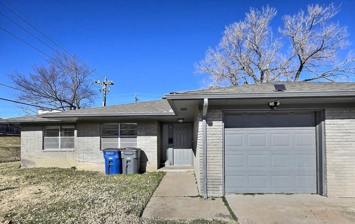 Building Photo - 5115 E 17th St