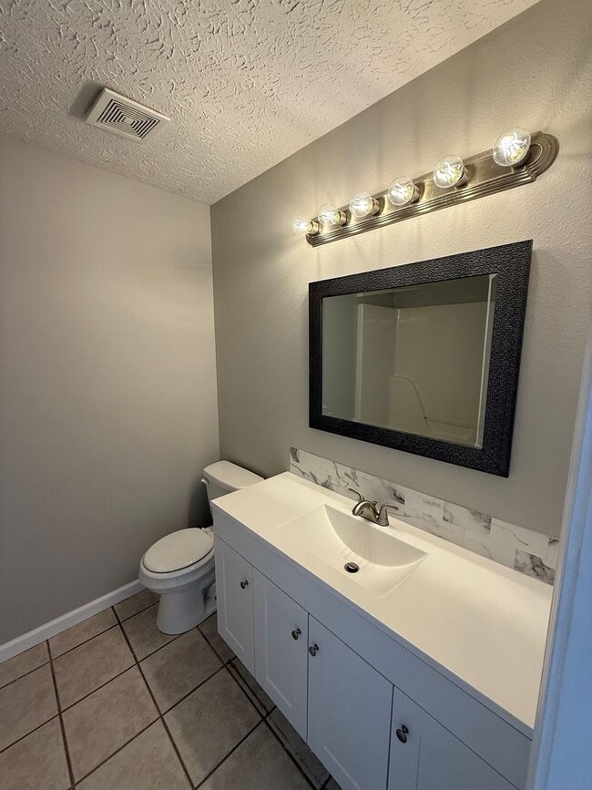 Building Photo - Updated home in Nixa
