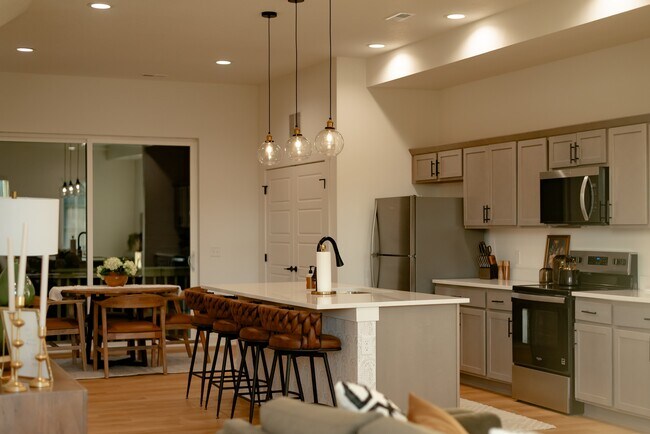 Building Photo - 1204 SW Franklin Dr