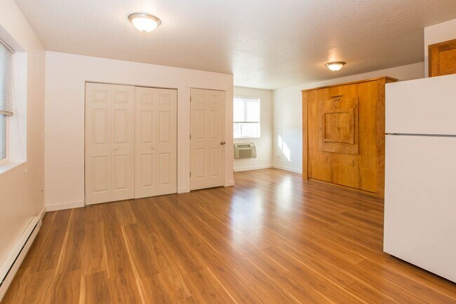 Building Photo - 1906 S 14th St W