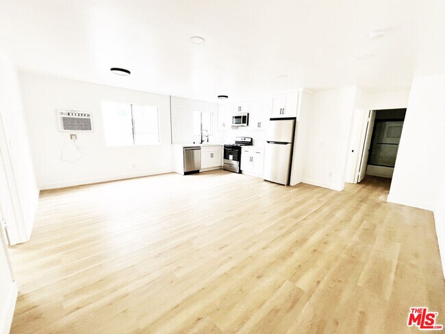 Building Photo - 5440 Carlton Way