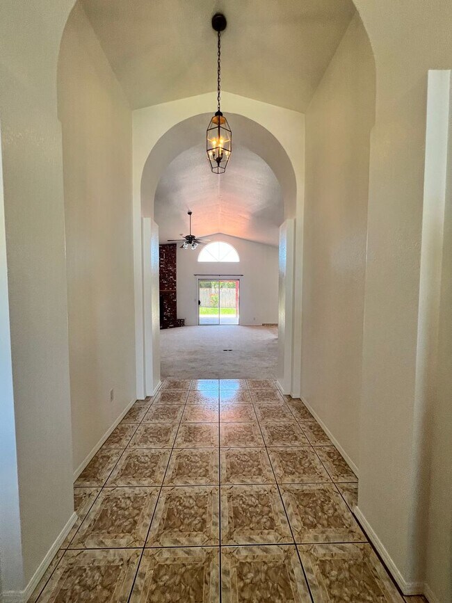 Building Photo - For Rent – Spacious 3 Bed / 2 Bath | 2,660 Sq Ft | West Madera