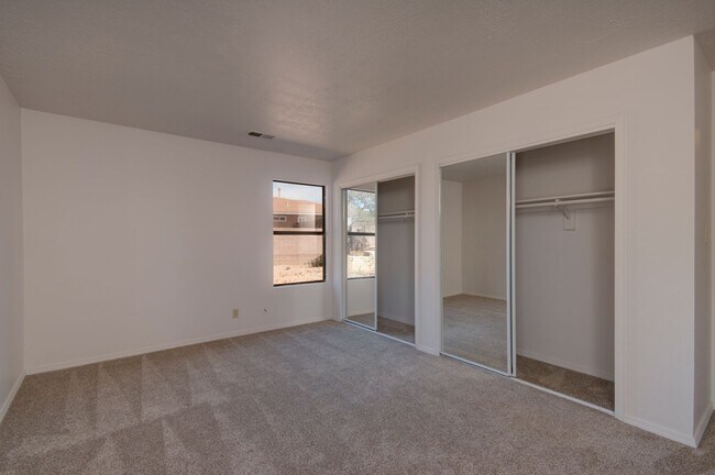 Building Photo - Amazing 3 Bedroom in Central Rio Rancho!