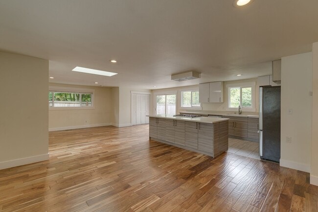 Building Photo - Amazing Updated Rambler in Kirkland with B...