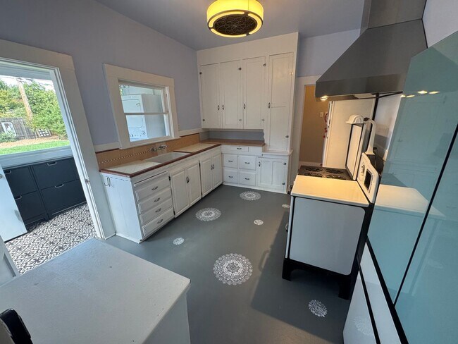 Building Photo - 2 bedroom |1 bathroom | Charming West Taho...