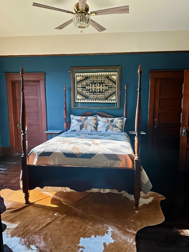 Building Photo - 406 W 1st St