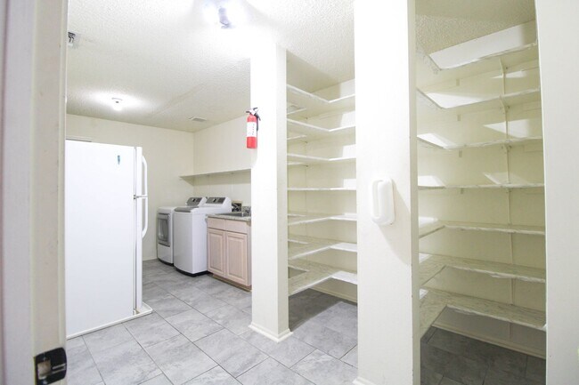 Building Photo - 14018 N Hills Village Dr