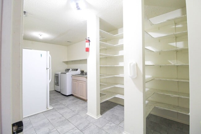 Building Photo - ************Move In Special- 2 WEEKS FREE Off 1st FULL MONTH************