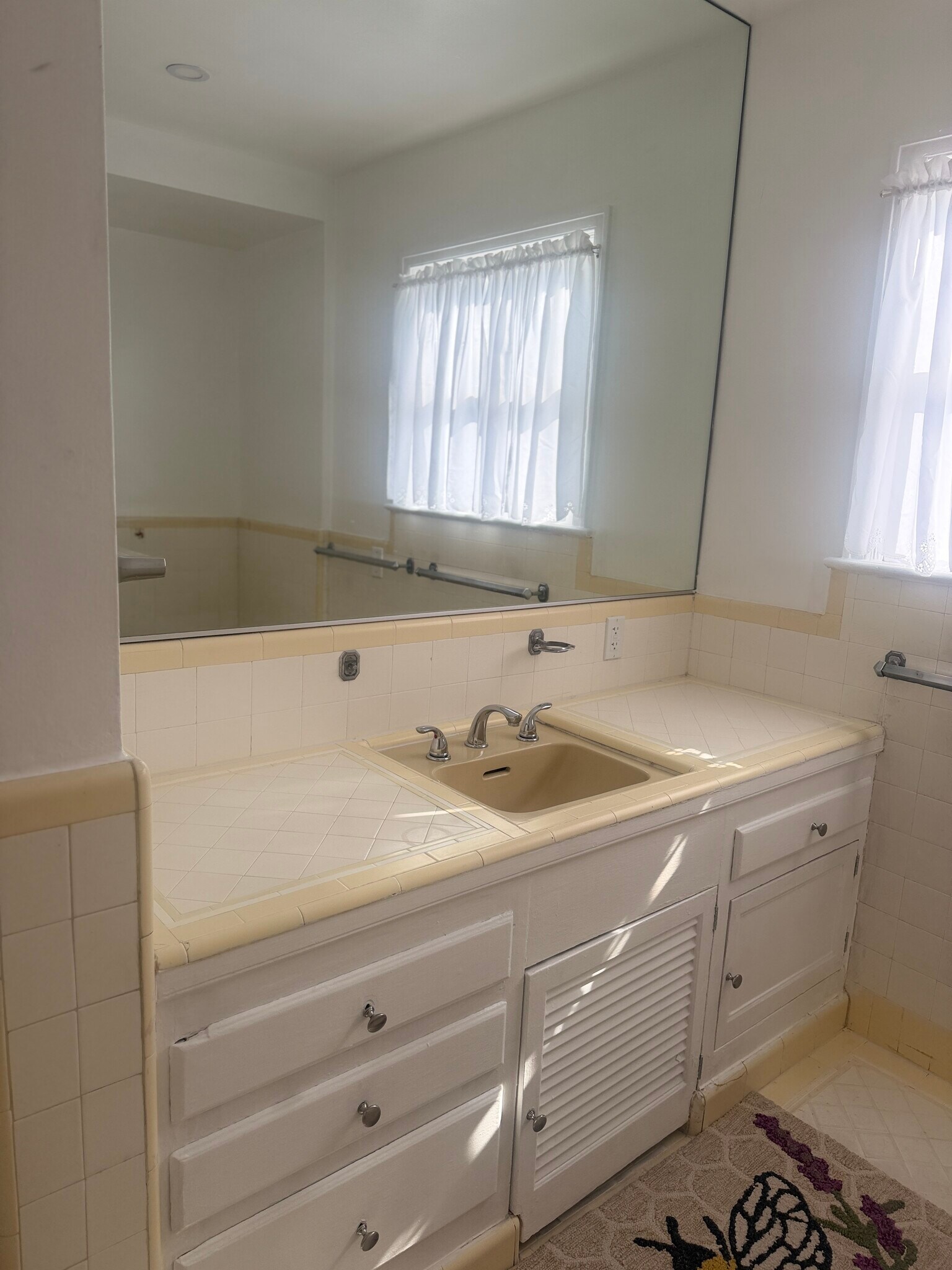 Main Bathroom - 3645 Monon St